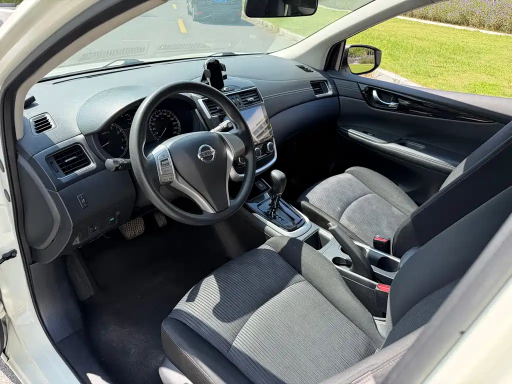 Nissan Tiida — миниатюра 7