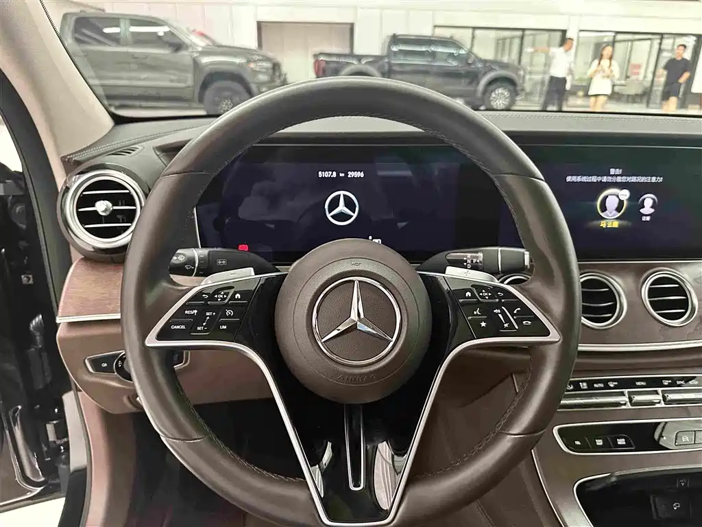 Mercedes-Benz E-Class — миниатюра 7