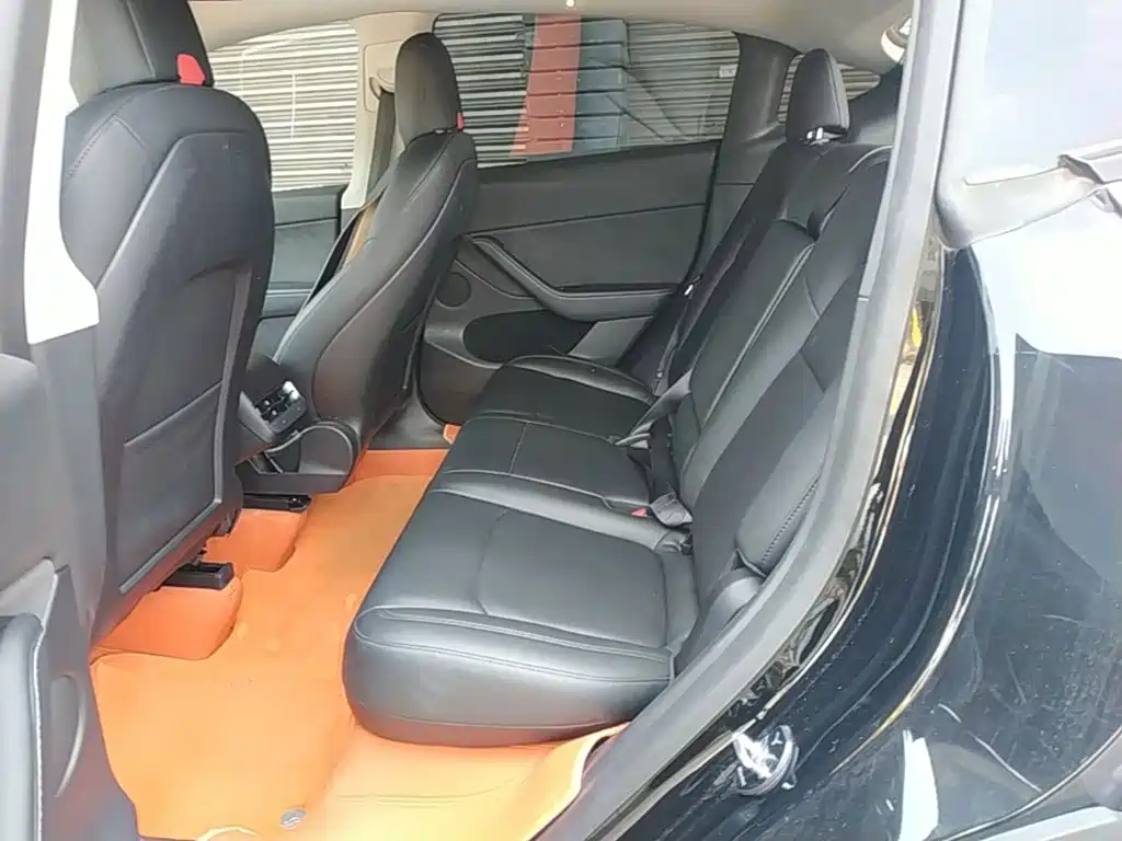 Tesla Model Y — миниатюра 17