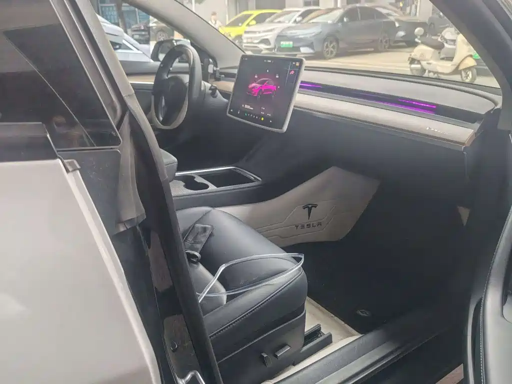 Tesla Model 3 — миниатюра 6