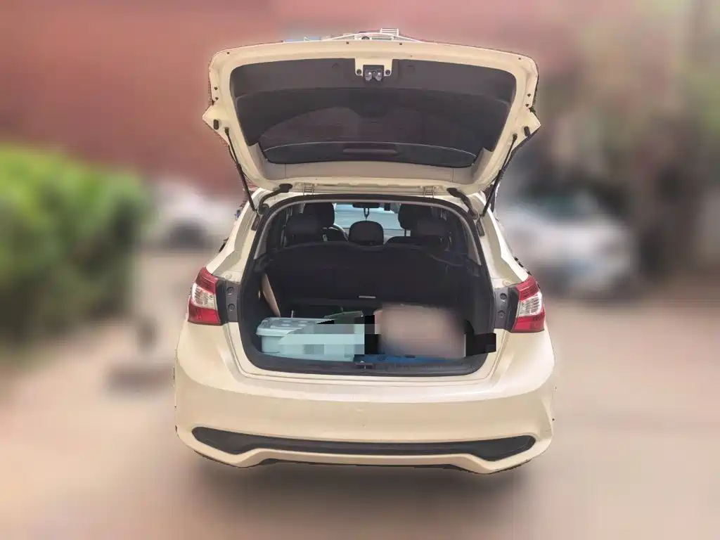 Nissan Tiida — миниатюра 10