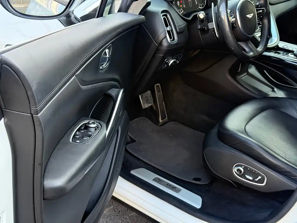 Aston Martin DBX — миниатюра 11