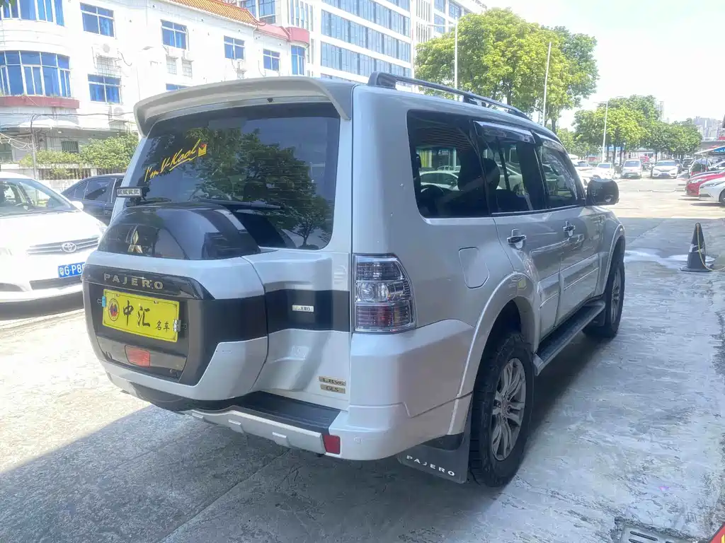 Mitsubishi Pajero (Import) — миниатюра 7