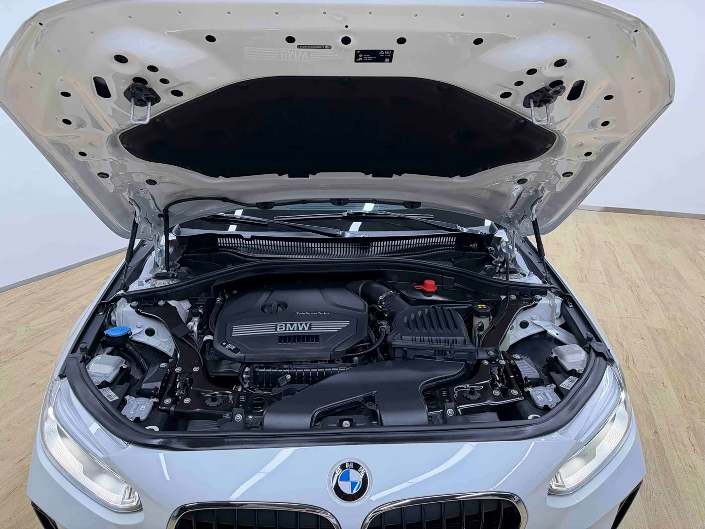 BMW 1 Series 1.5 л 2021 г. Белый, пробег 28800 км