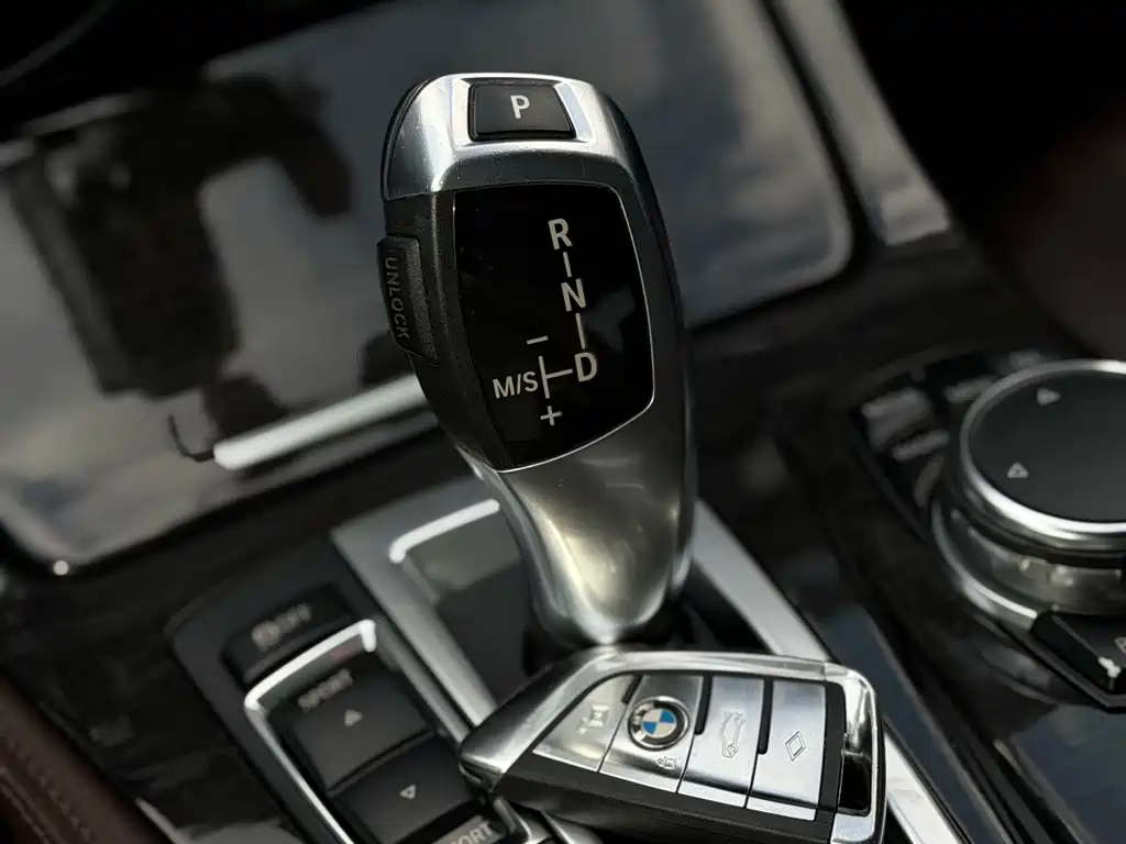 BMW 5 Series — миниатюра 13