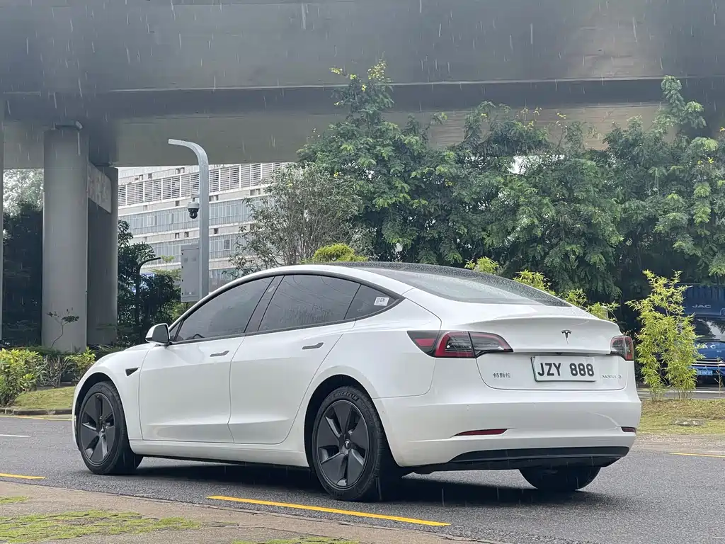 Tesla Model 3 — миниатюра 5