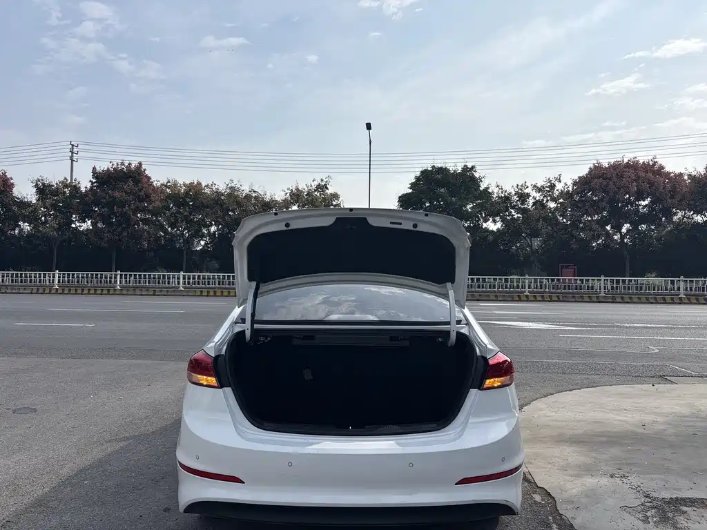 Hyundai Elantra — миниатюра 14