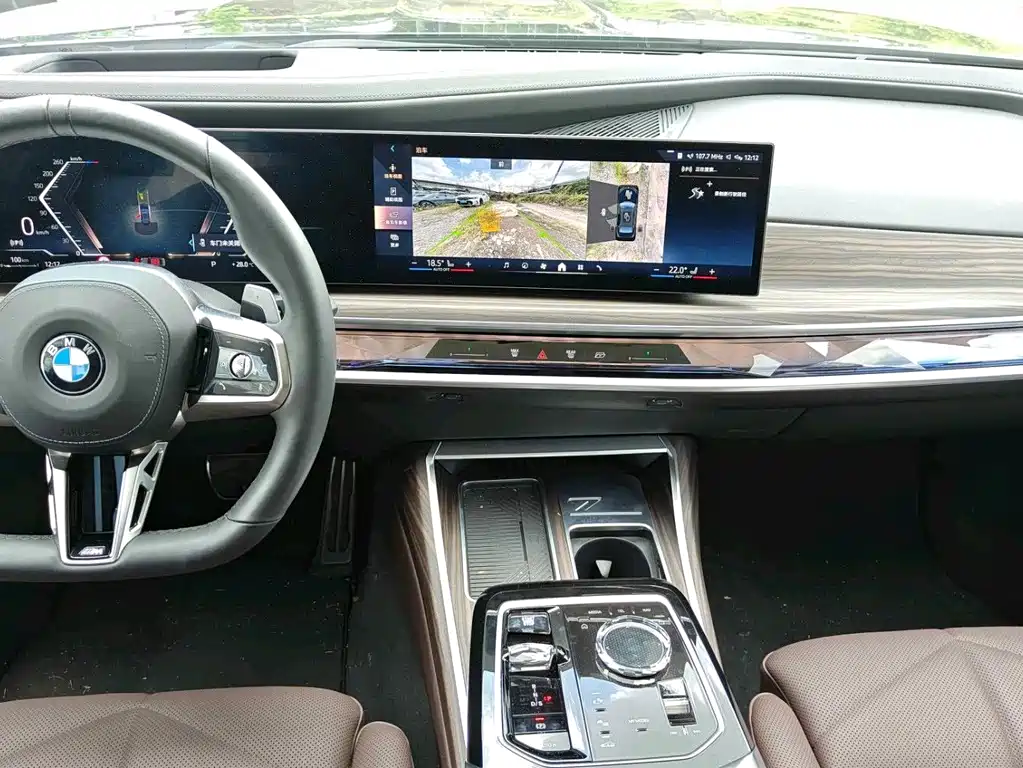 BMW 7 Series — миниатюра 8