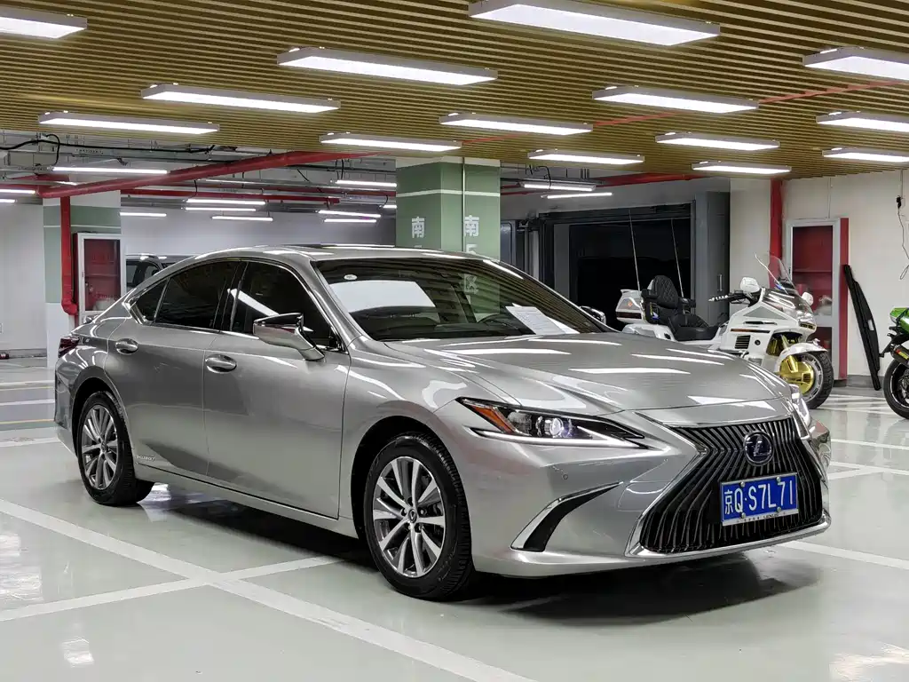 Lexus ES 2018 300h V