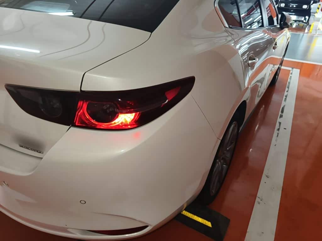 Mazda Mazda3 Axela 2.0 л 2023 г. Белый, пробег 10500 км