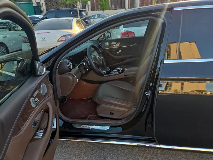 Mercedes-Benz E-Class — миниатюра 9