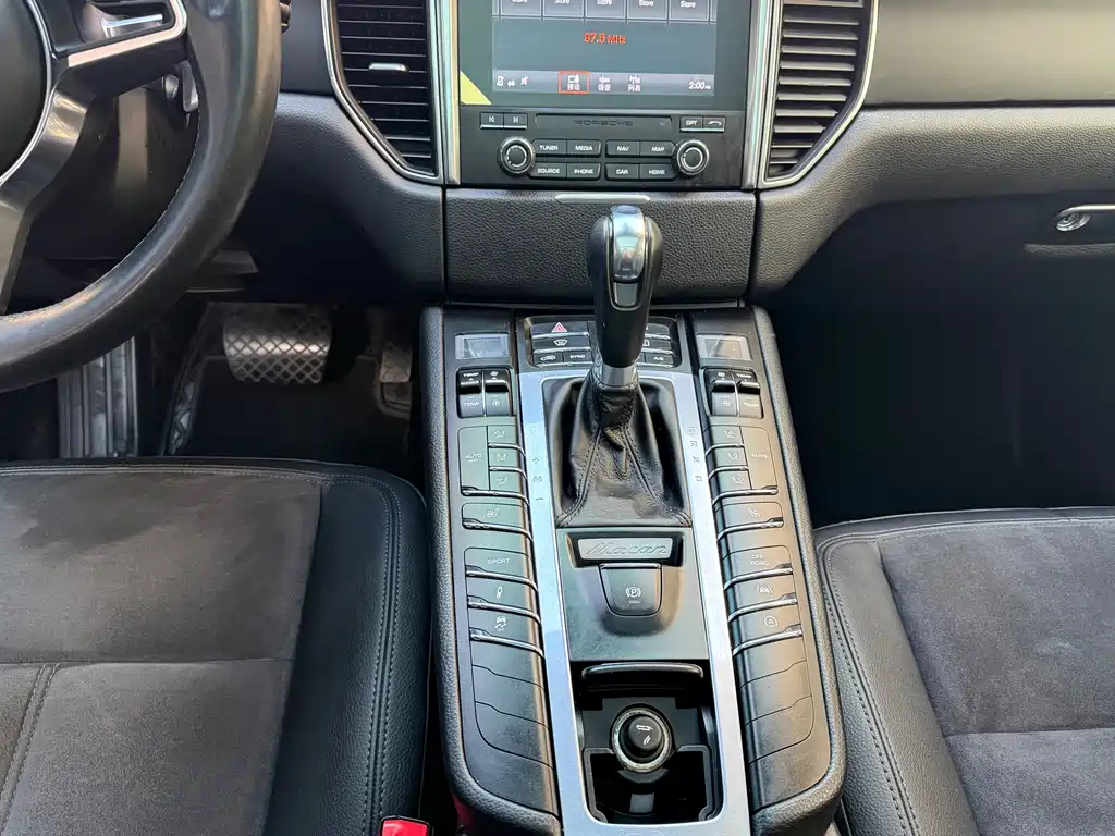 PORSCHE MACAN