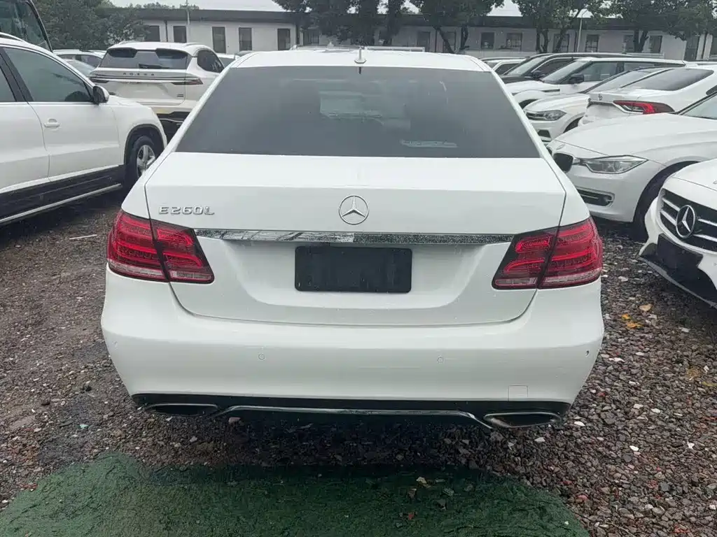 Mercedes-Benz E-Class — миниатюра 7