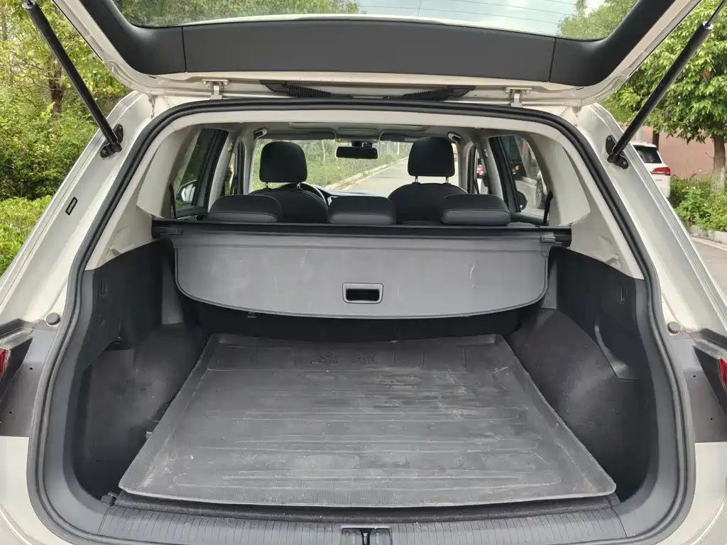 Volkswagen Tiguan L — миниатюра 16