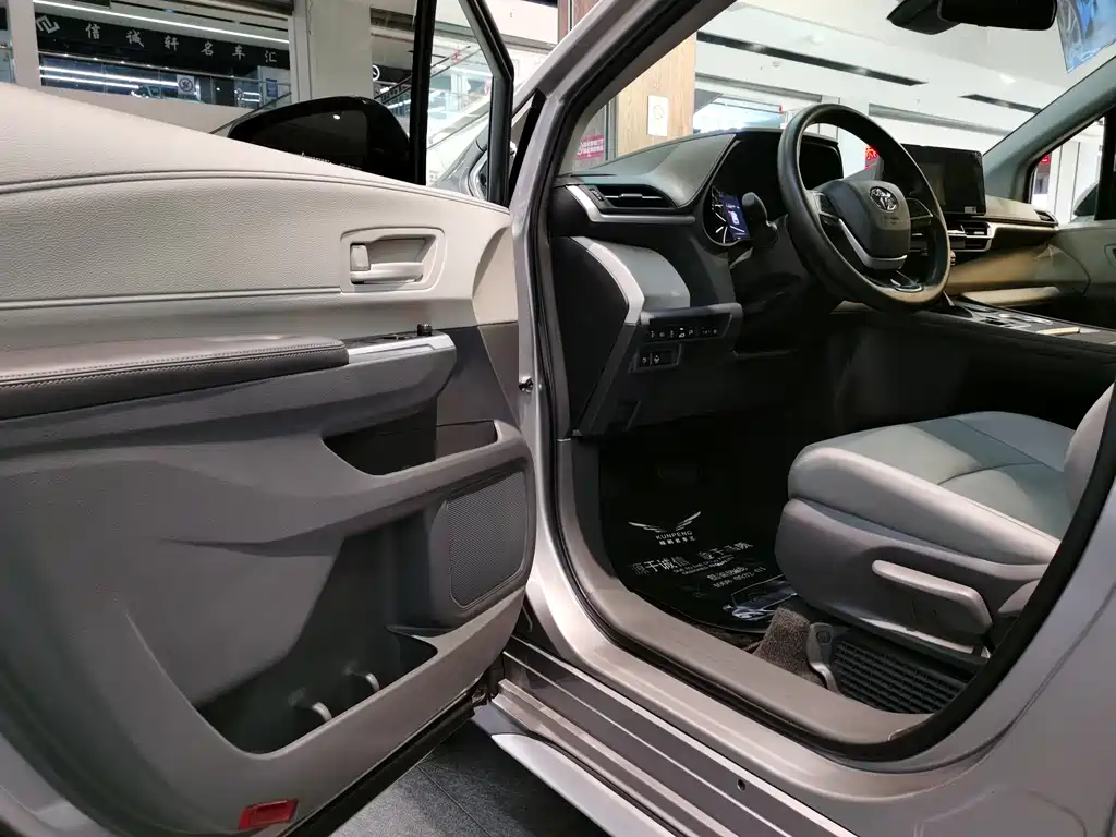 Toyota Granvia 2024 2.5L Comfort