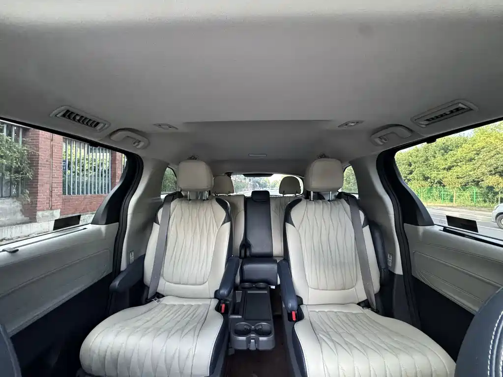 Toyota Sienna — миниатюра 6