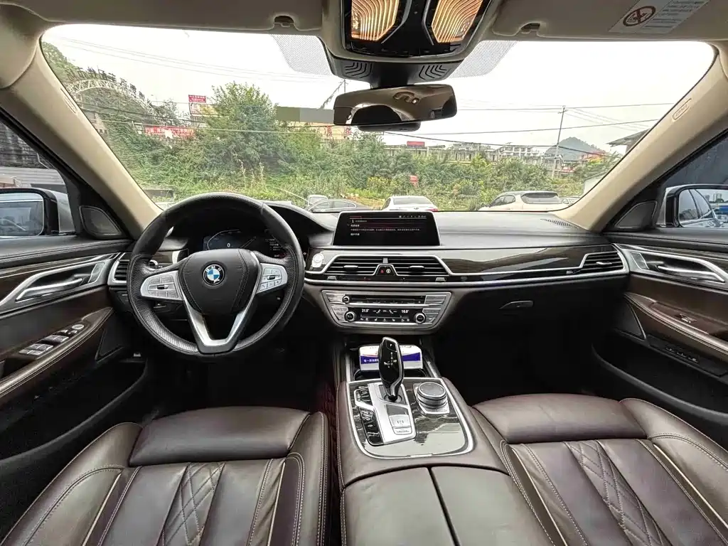 BMW 7 Series — миниатюра 5
