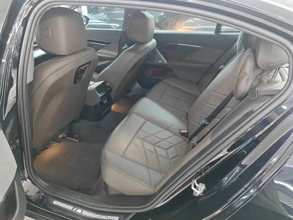 BMW 5 Series — миниатюра 8