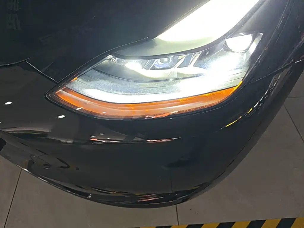 Tesla Model Y — миниатюра 24