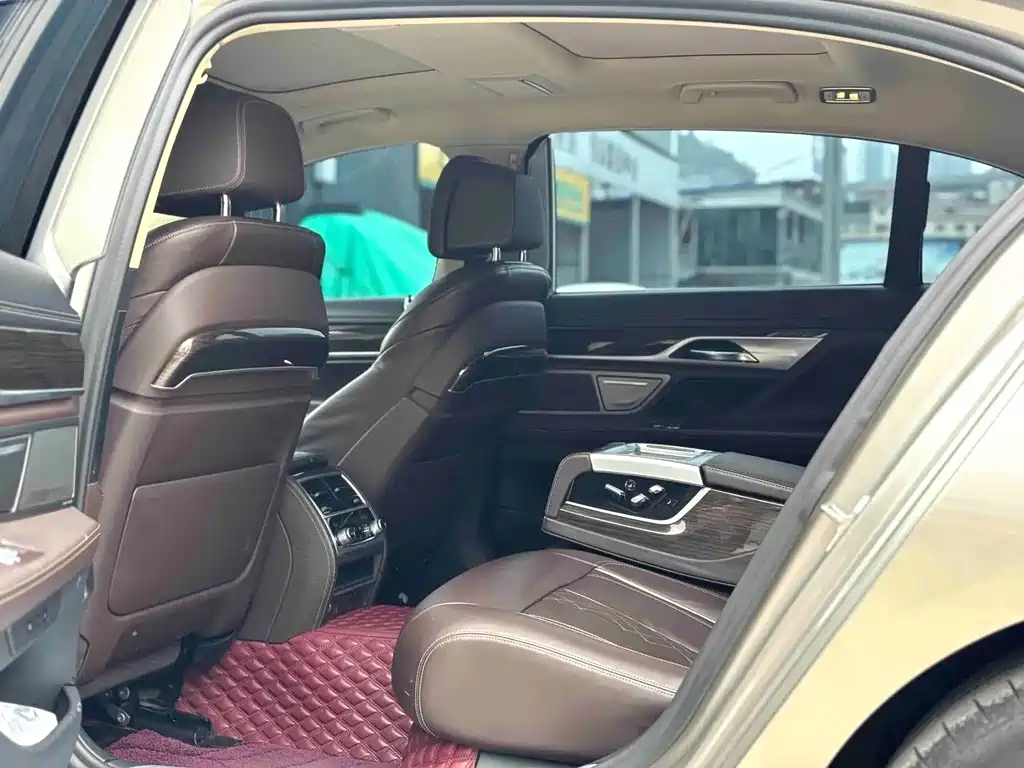 BMW 7 Series — миниатюра 6