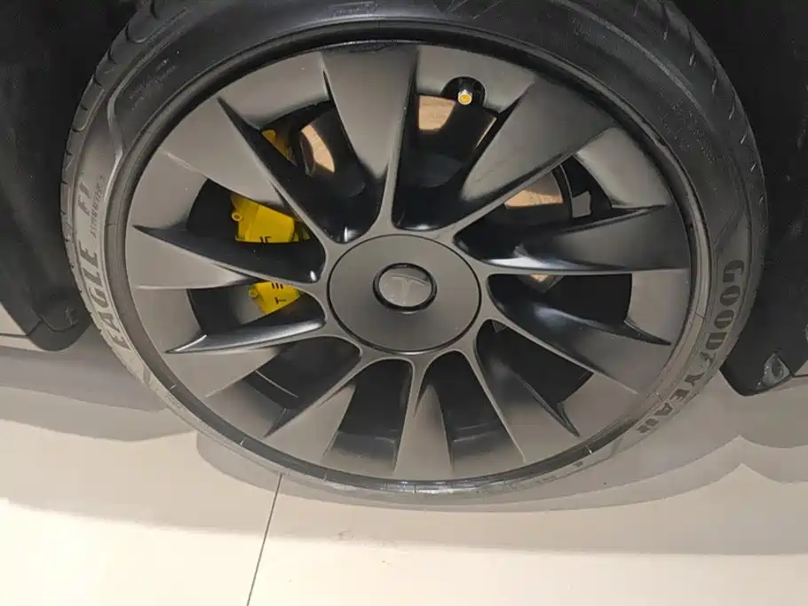 Tesla Model Y — миниатюра 6