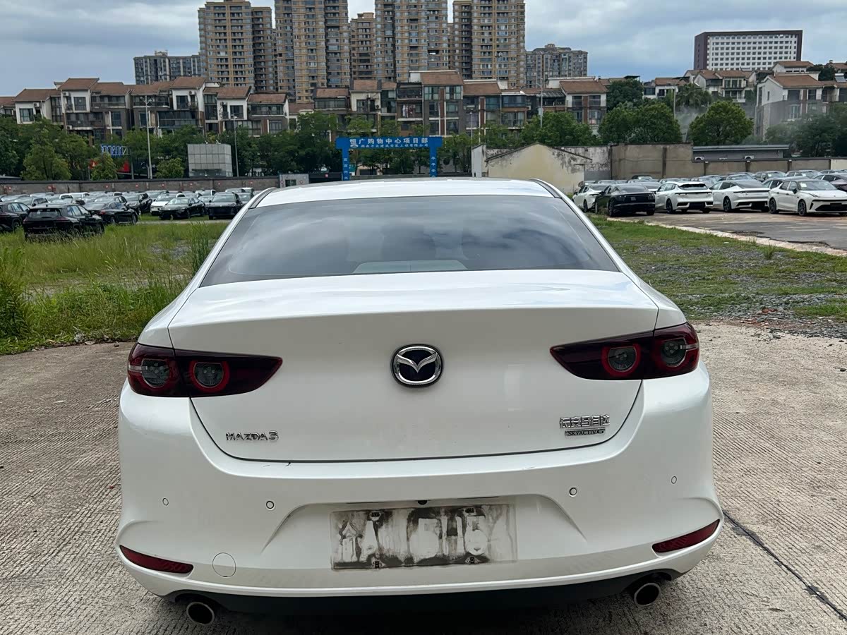 Mazda Mazda3 Axela 2.0 л 2021 г. Белый, пробег 40000 км