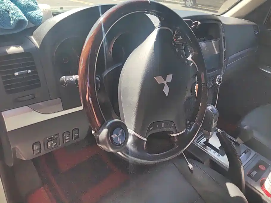Mitsubishi Pajero (Import) — миниатюра 12