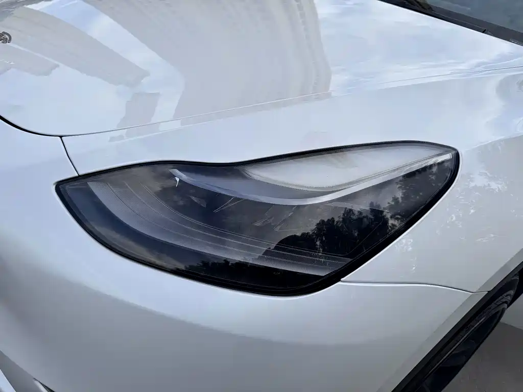 Tesla Model Y — миниатюра 10