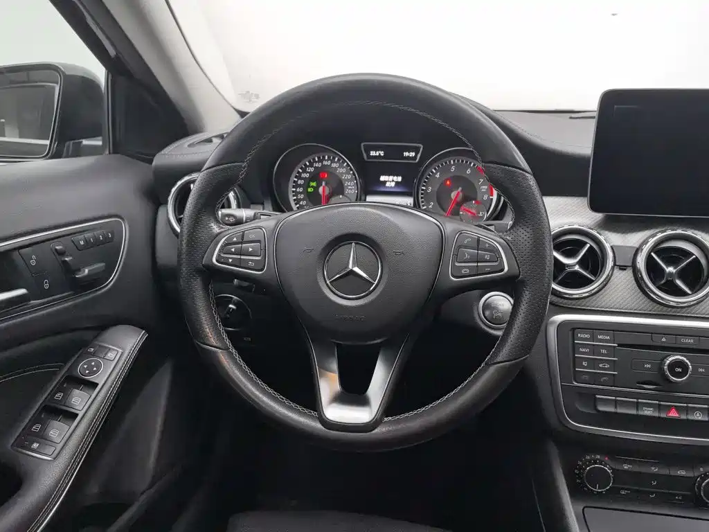 Mercedes-Benz GLA — миниатюра 11