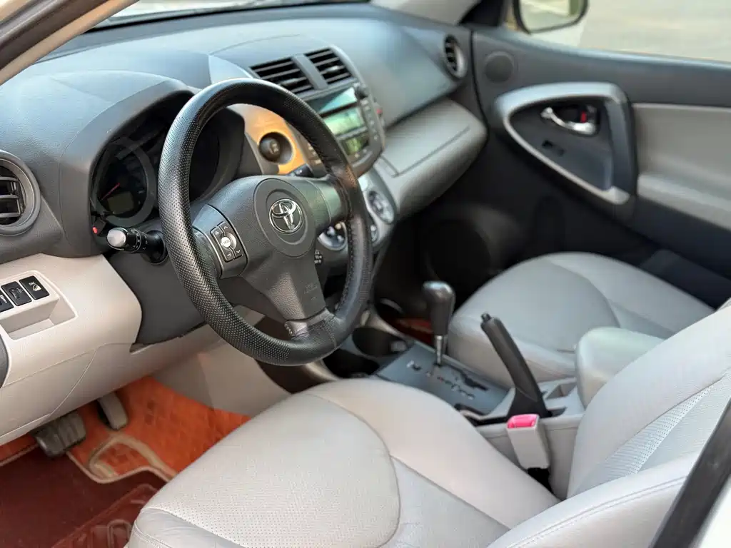 Toyota RAV4 — миниатюра 8