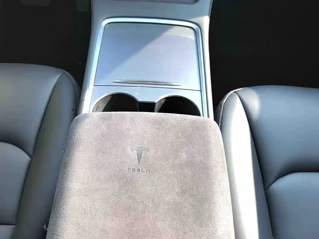 Tesla Model Y — миниатюра 12