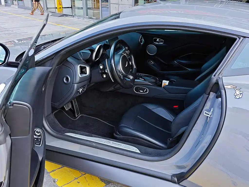 ASTON MARTIN V8 VANTAGE