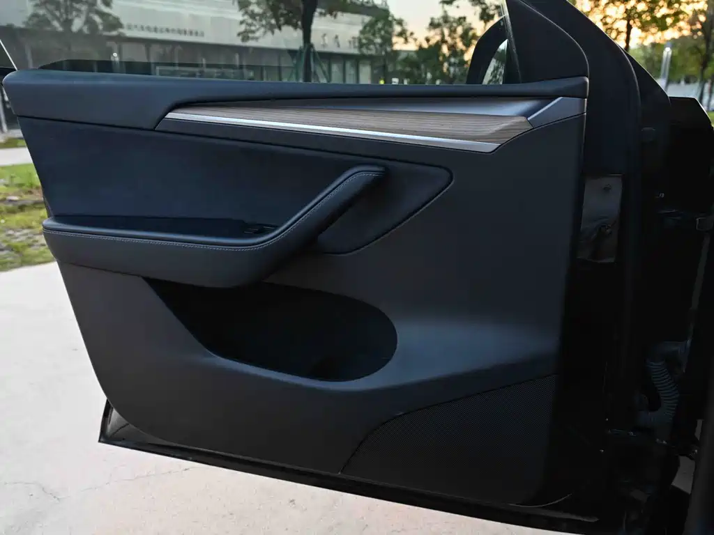 Tesla Model Y — миниатюра 16