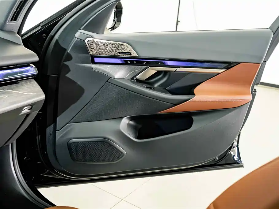 BMW 5 Series — миниатюра 17