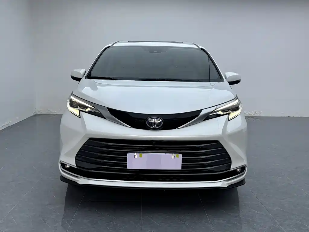 Toyota Sienna — миниатюра 2