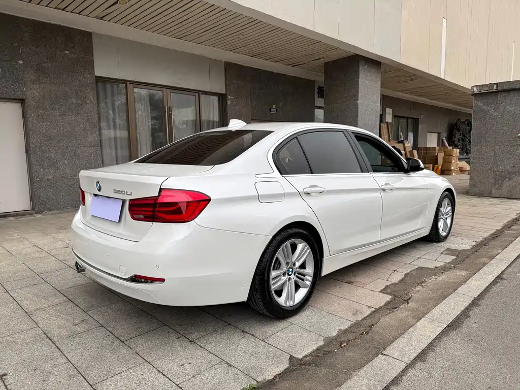 BMW 3 SERIES