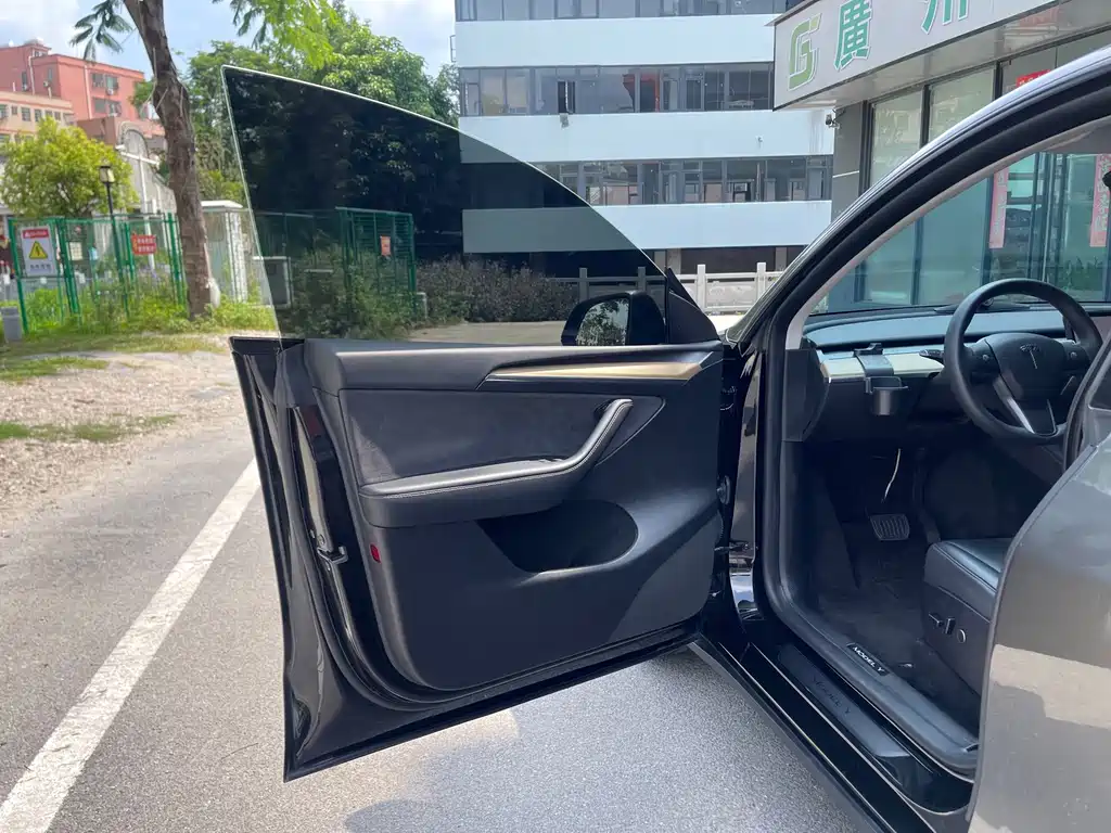 Tesla Model Y — миниатюра 22