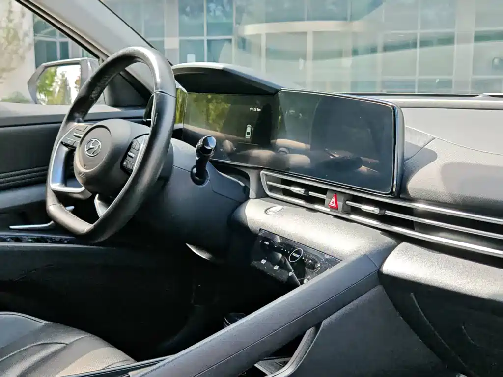 Hyundai Elantra — миниатюра 12