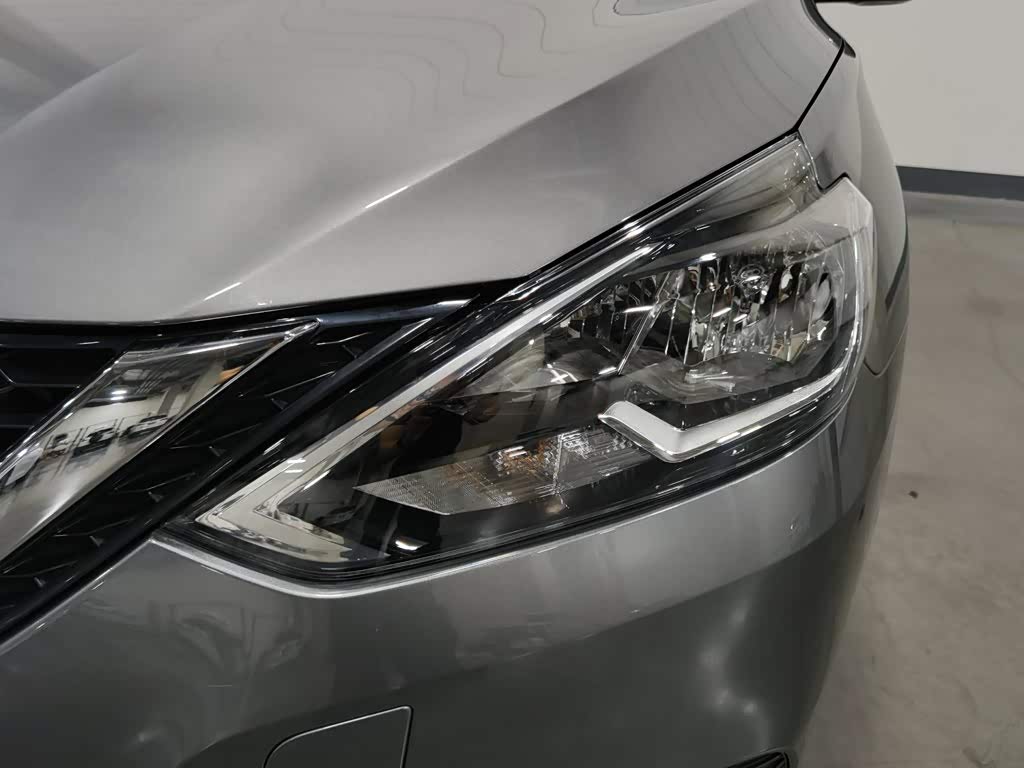 Nissan Sylphy 1.6 л 2023 г. Серебристо-серый, пробег 10000 км