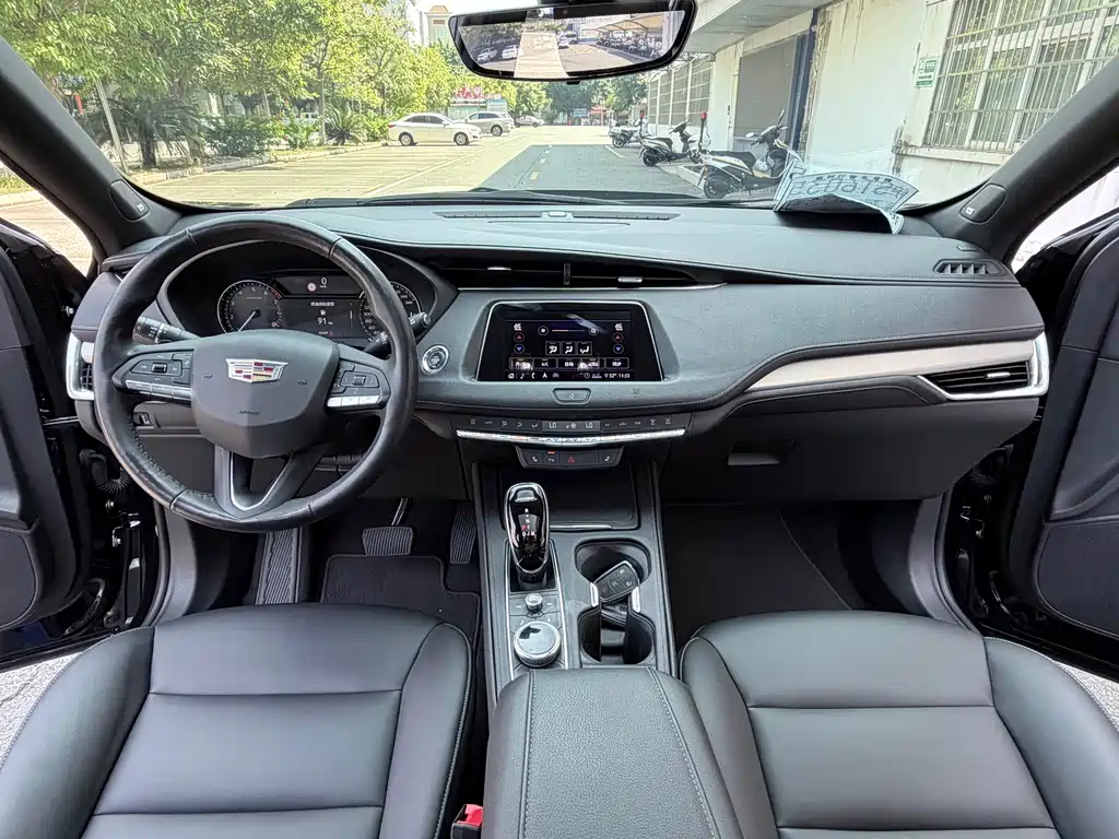 Cadillac XT4 — миниатюра 8