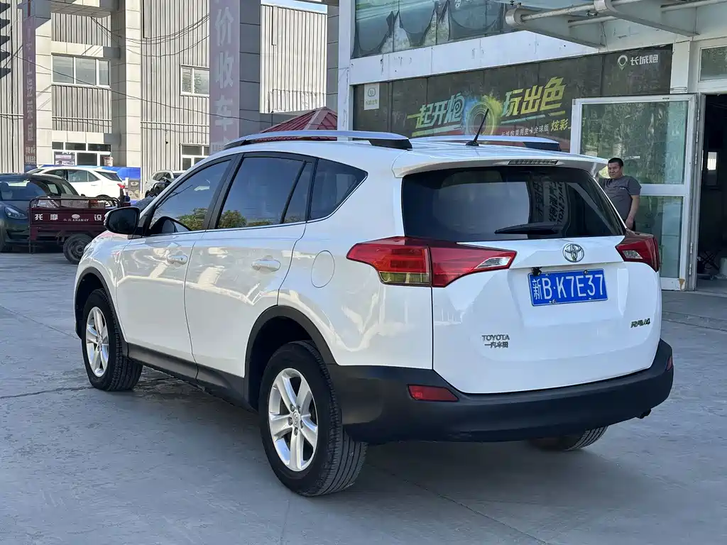 Toyota RAV4 — миниатюра 7