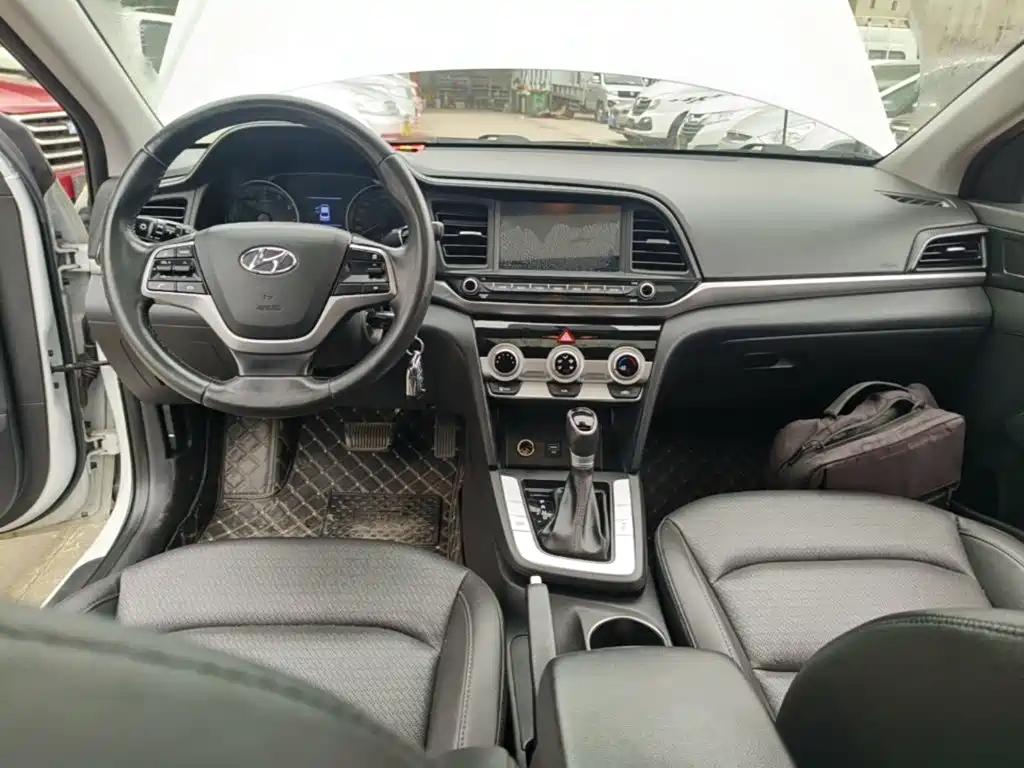 Hyundai Elantra — миниатюра 10
