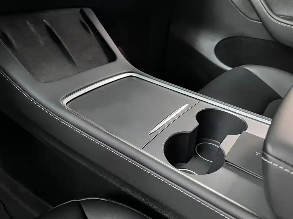 Tesla Model Y — миниатюра 9