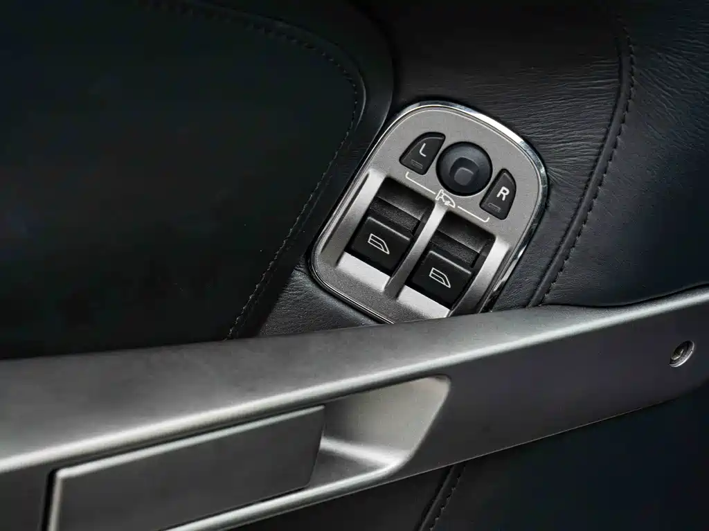 Aston Martin DB9 — миниатюра 17