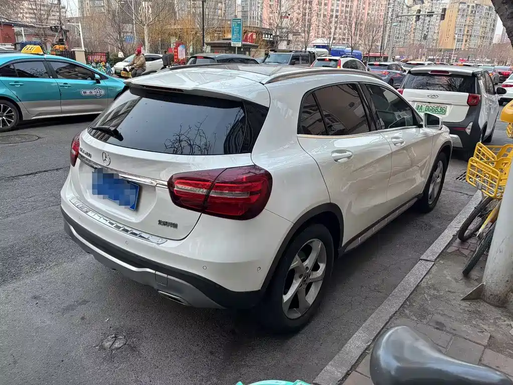 MERCEDES-BENZ GLA