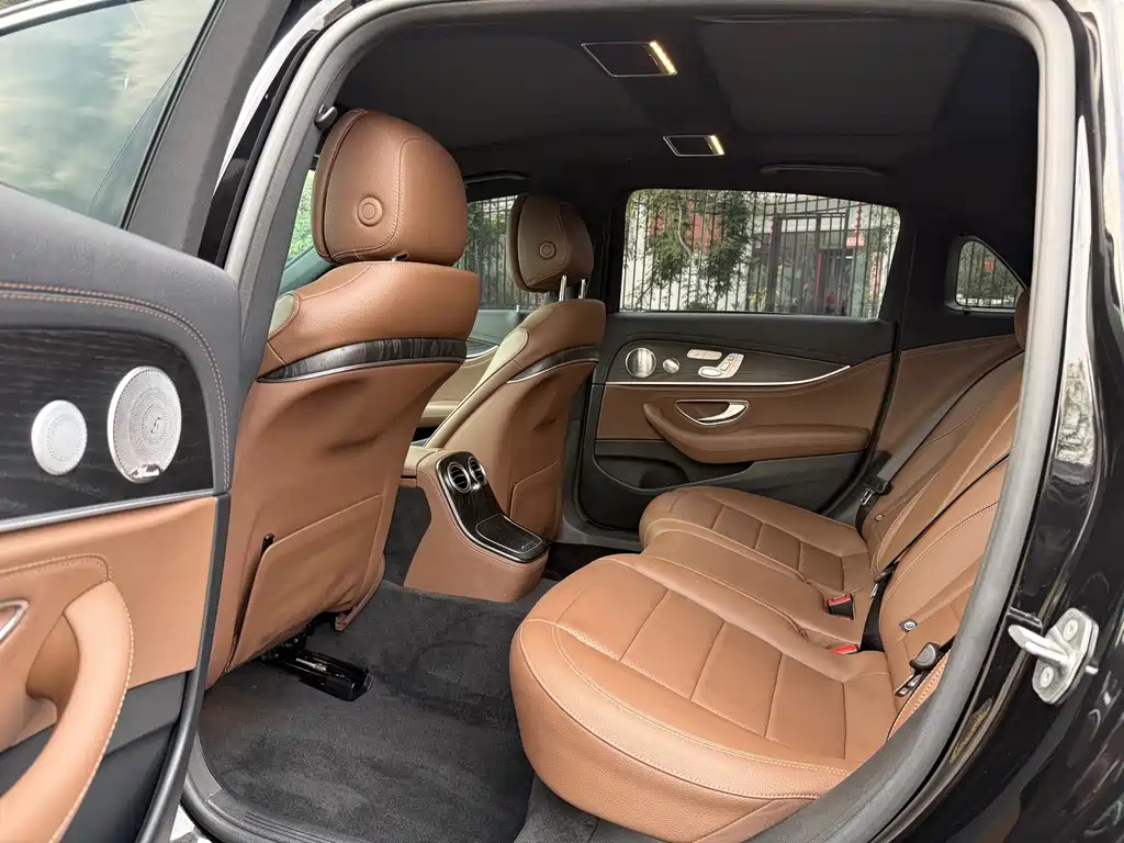 Mercedes-Benz E-Class — миниатюра 6