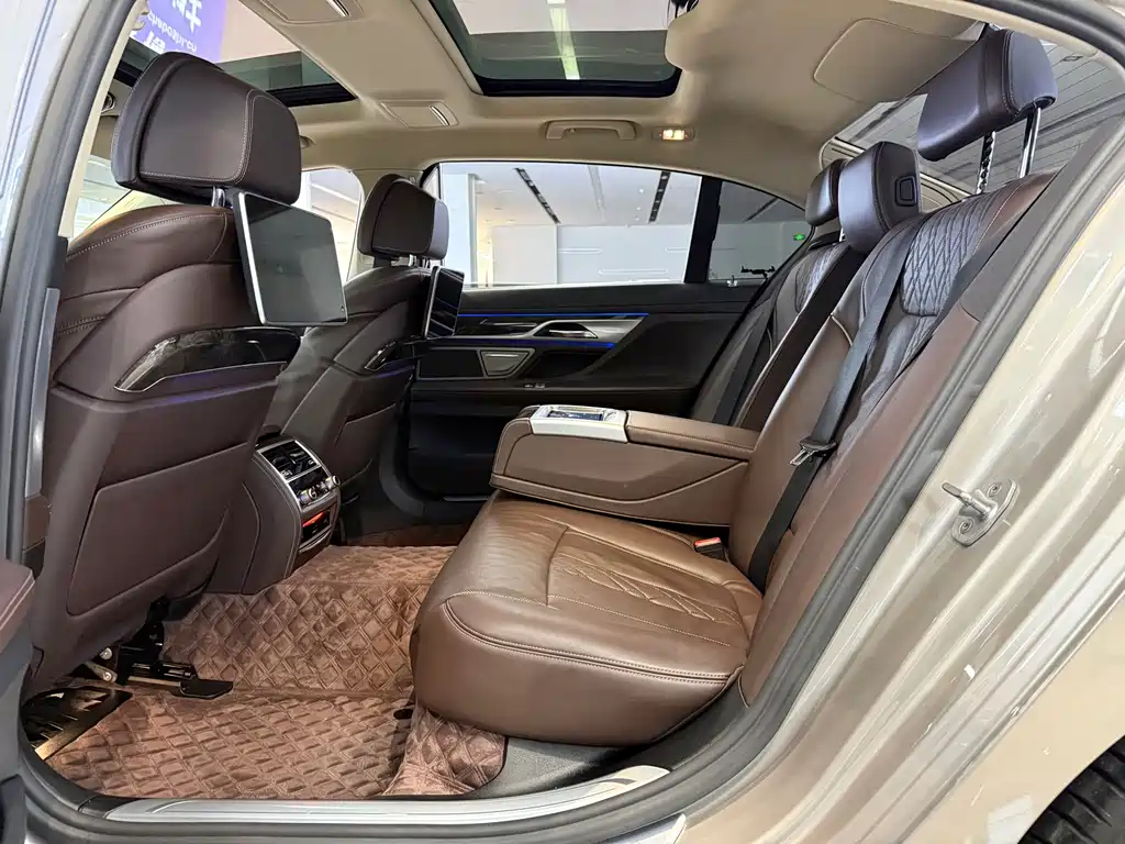 BMW 7 Series — миниатюра 11