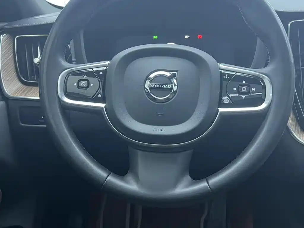 Volvo XC60 2024 B5 Luxury