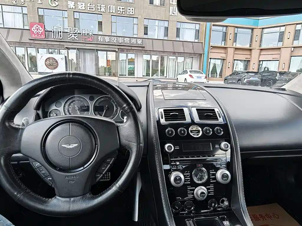 Aston Martin DBS — миниатюра 19