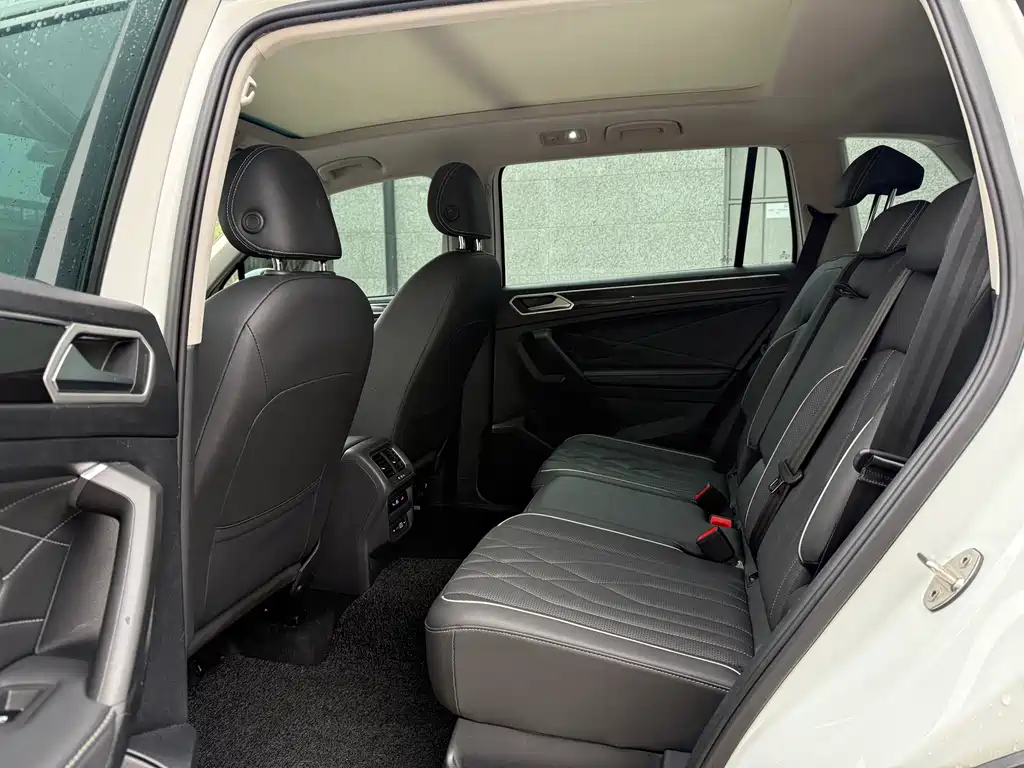 Volkswagen Tiguan L L 2023 300TSI AT Smart